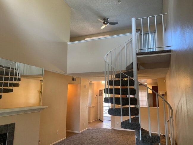 Foto del edificio - COMING SOON! 1 Bedroom + Loft  + Office/De...