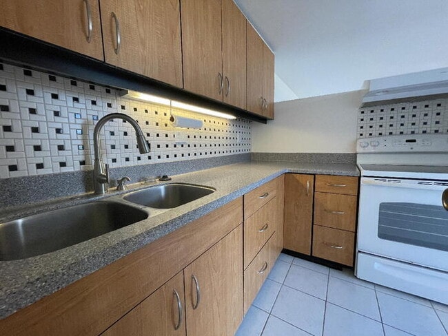 Building Photo - To register for the showing time below, note the 4 digit code: 6000 and click "APPLY NOW."(mobile...