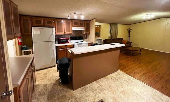 Foto del edificio - 3 Bedroom 2 Bath Mobile Home located in So...