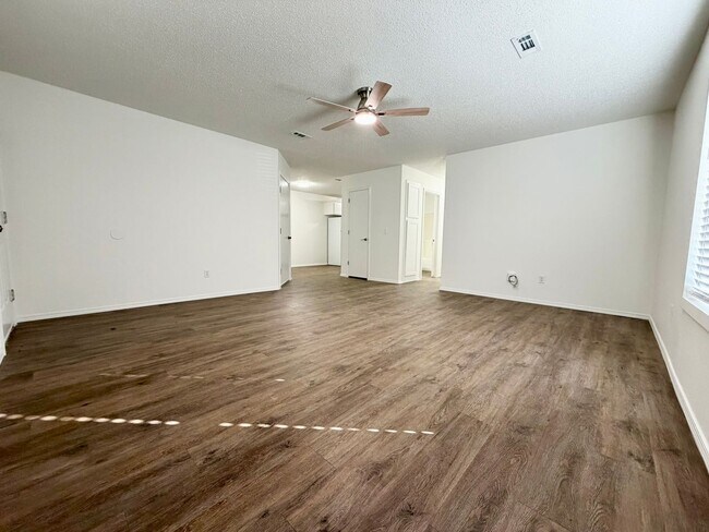 Building Photo - ***5905 B Sara Street***