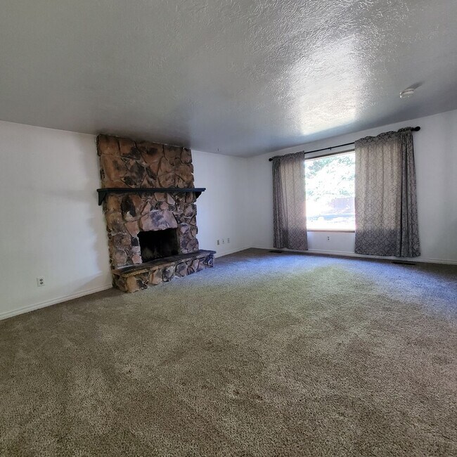 Building Photo - 3 Bed, 2 Bath Pet Friendly Home Close to P...