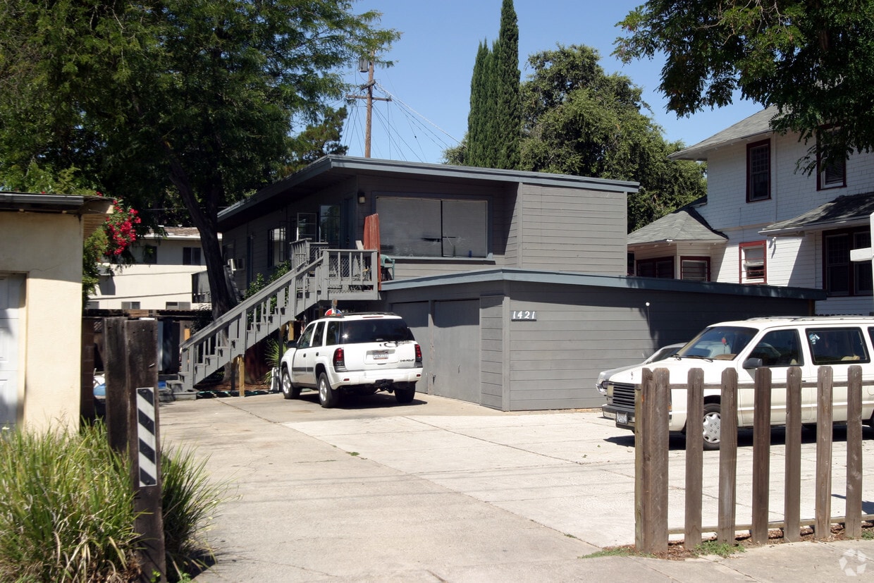 Primary Photo - 1421 N Harrison St