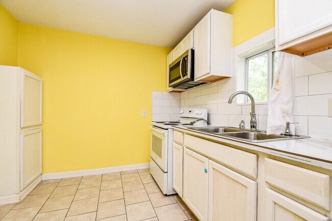 Foto del edificio - 9037 Crestview Dr