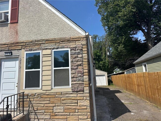 Building Photo - 919 3rd St E