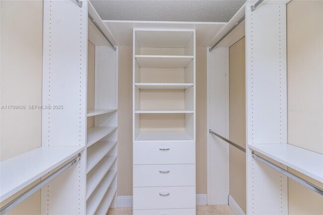 Foto del edificio - 2351 Douglas Rd