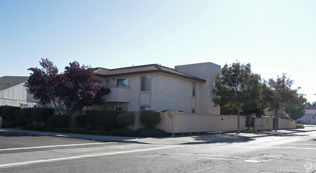 Building Photo - Casa Linda Apartments