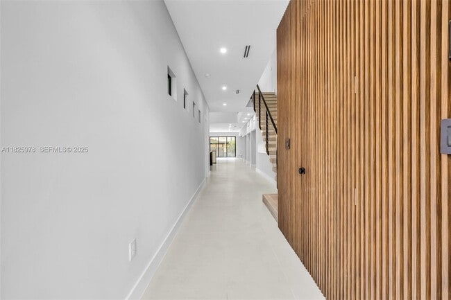 Building Photo - 808-810 SW 9th St