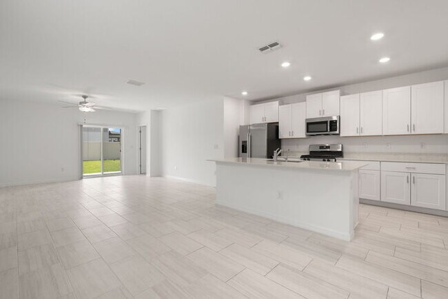 Foto del edificio - LIKE  NEW Home For Rent in Zephyrhills!