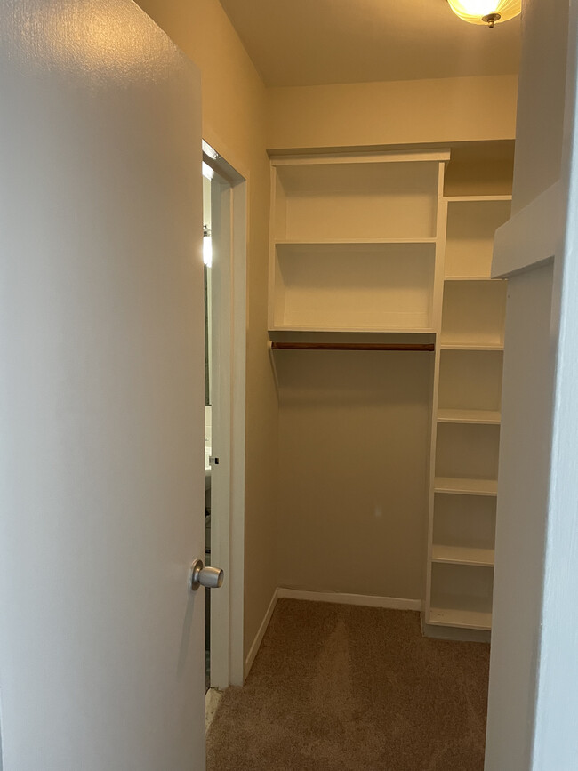 gran espacio de guardarropas - 4000 Tunlaw Rd NW