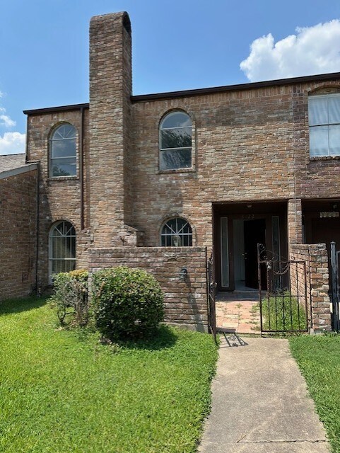Foto del edificio - 8722 Maplecrest Dr
