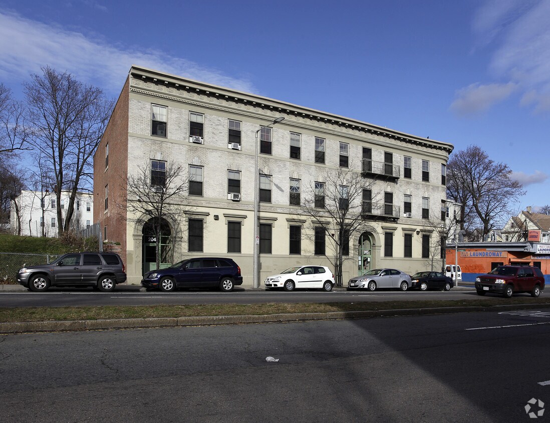 Quincy Geneva Apartments in Boston, MA
