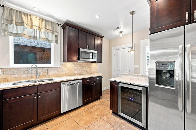 Foto del edificio - $3,695.95 - 3 Bed, 2 Bath Updated Home in Denver with Central AC and In Unit Laundry!