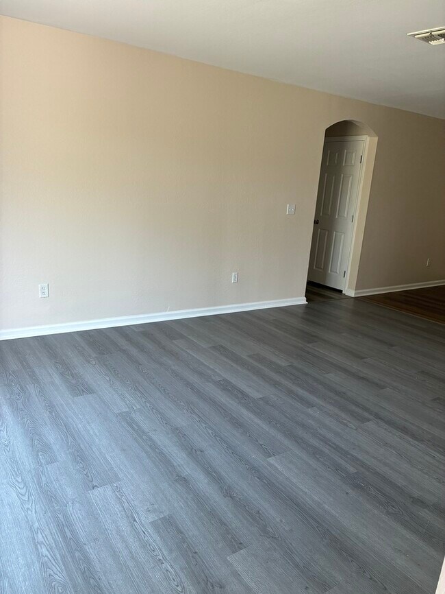 Building Photo - Beautiful 4/2 duplex