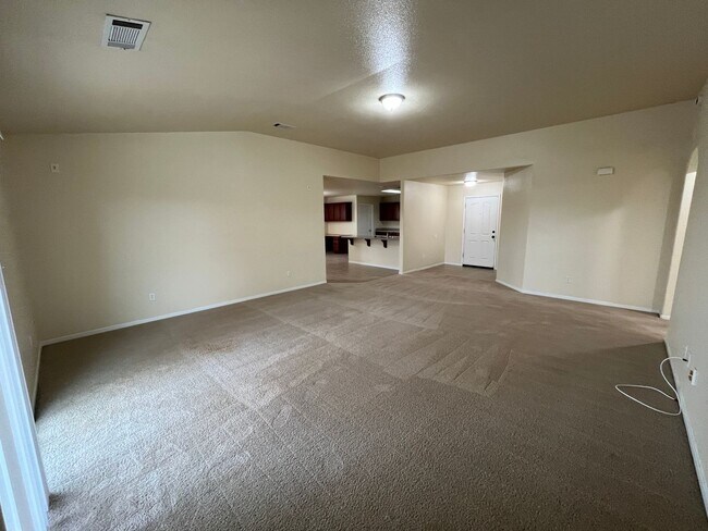 Building Photo - Wonderful Home in NW Porterville Available...