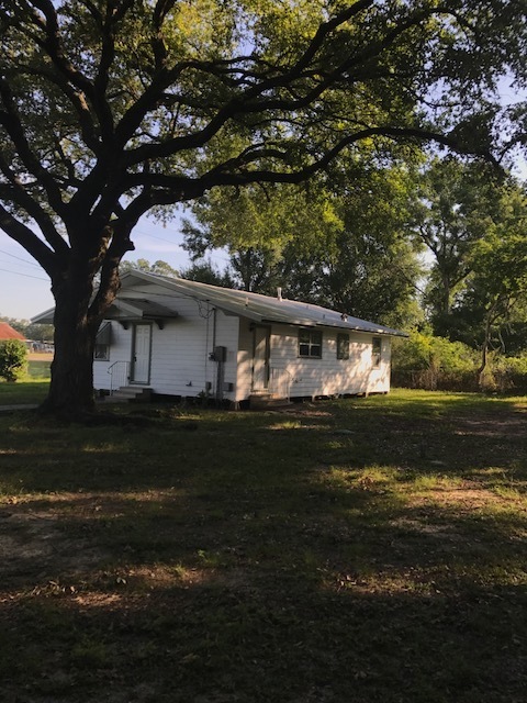 Building Photo - Two Bedroom, One Bathroom.
