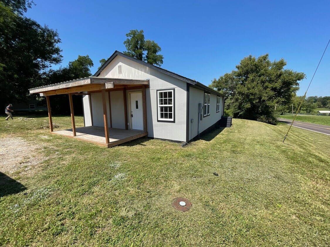 Primary Photo - 3 Bed 2 Bath at 1260 square feet - New Rem...