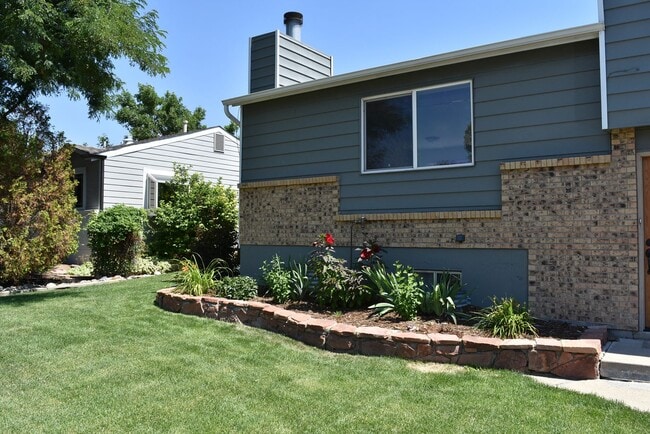 Building Photo - 2412 Sunset Dr