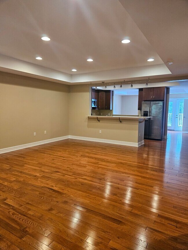 Building Photo - 680 Oakwood Ave
