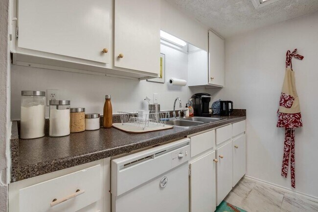 Foto del edificio - 2401 Leon St