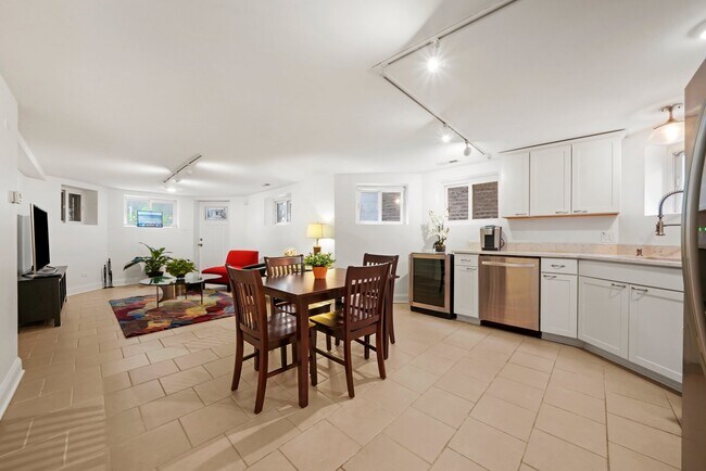 Foto del edificio - 2242 W Giddings St