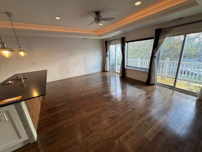 Building Photo - 2-Bed 2.5-bath Condo in Poplar