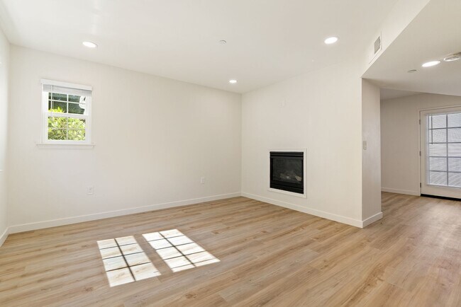 Foto del edificio - 2 Bedroom 1.5 Bath townhouse with private ...