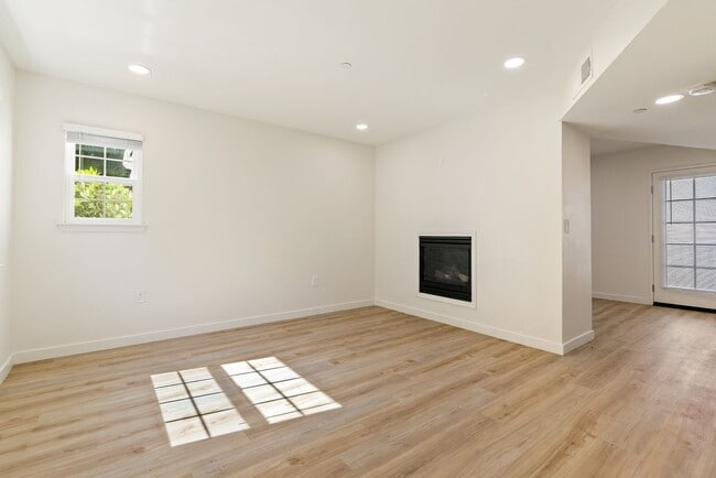 Building Photo - 2 Bedroom 1.5 Bath townhouse with private balcony and 2 car garage