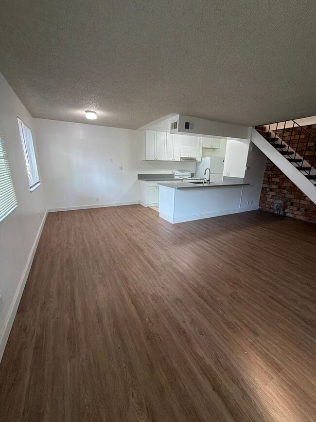 Foto del edificio - 2-Story Condo With Lots of Character!
