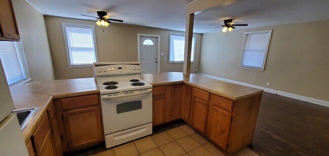 Foto del edificio - 3 Bedroom with open living room/kitchen/dining area, all on one floor including laundry!