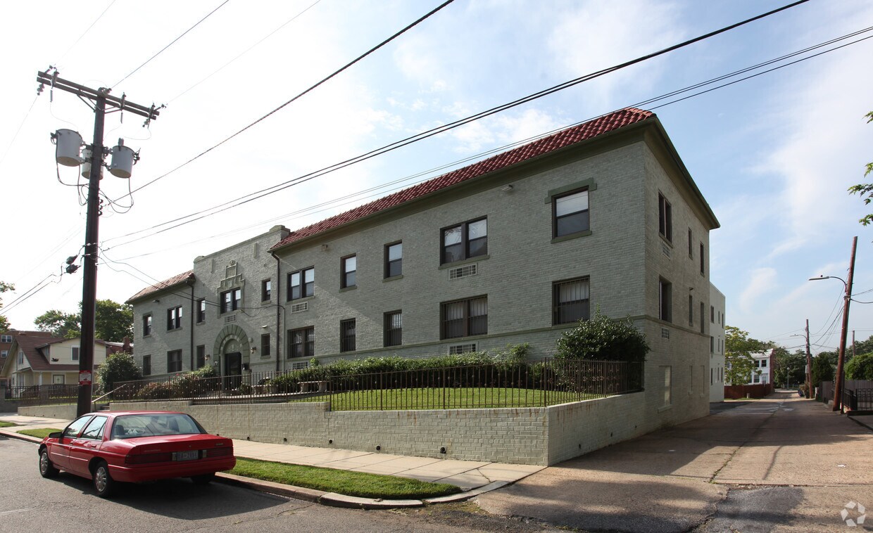 Building Photo - 315 Evarts St NE