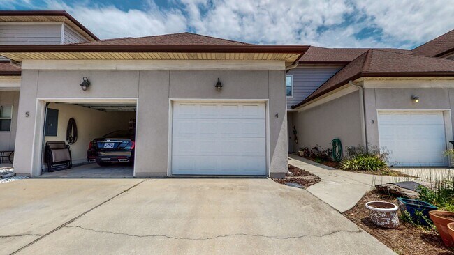 Building Photo - Two Bedroom Townhome w/garage located sout...