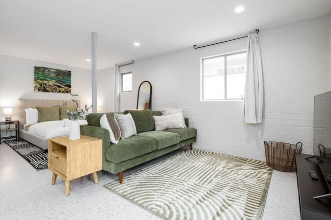 Building Photo - 4000 Highland Dr