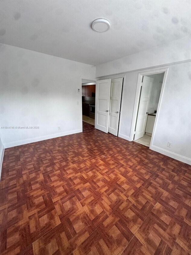 Foto del edificio - 505 NE 82nd St