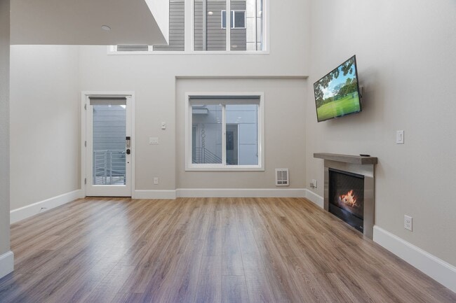 Building Photo - Welcome Home Modern Townhome in the heart of Freemont