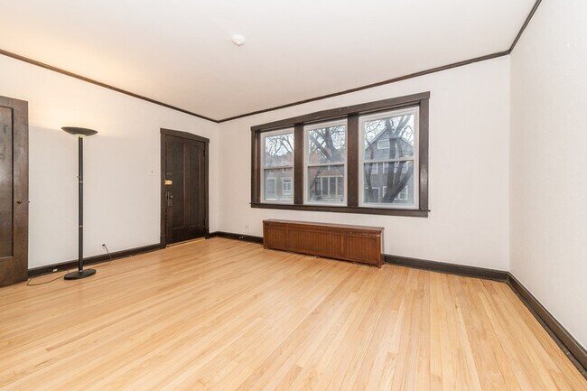 Building Photo - 1345 W Wrightwood Ave