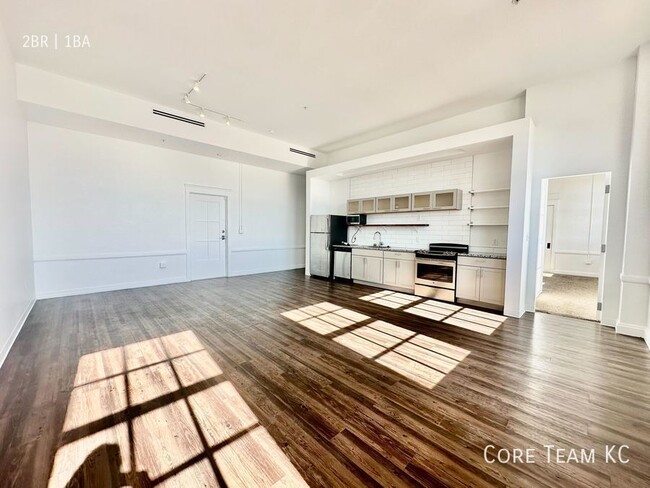 Building Photo - Recently Renovated 2 Bedroom with Large Wi...
