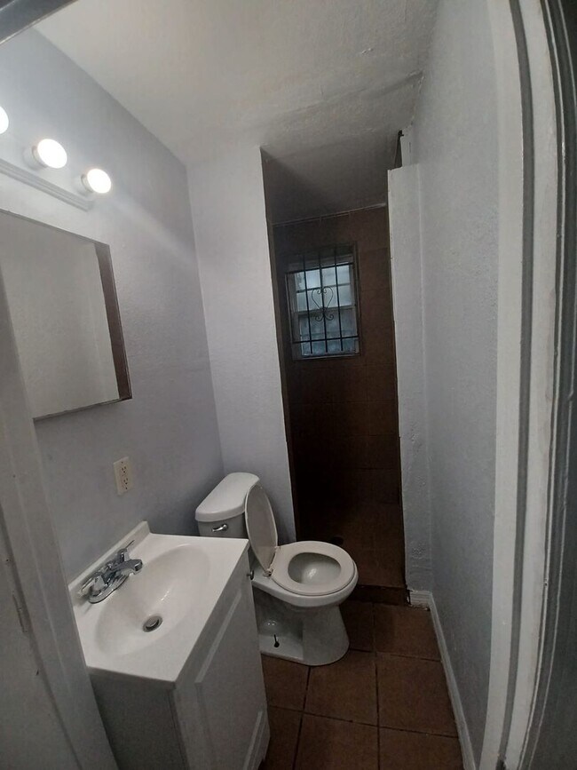 Foto del edificio - 2518/2520  Moncrief Rd