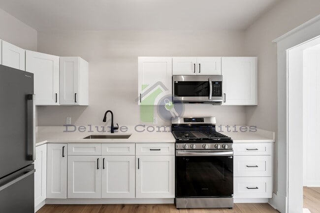 Building Photo - 606 Lafayette Ave NE
