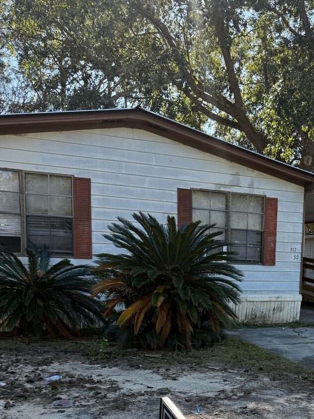 Foto principal - 2 Bedroom 2 Bath Home w/ screened porch in...