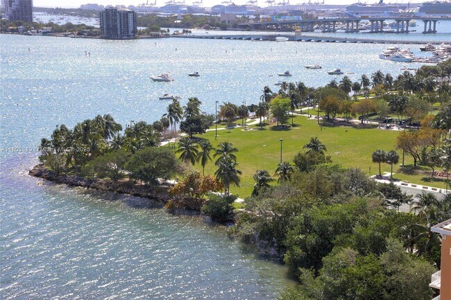 Building Photo - 2020 N Bayshore Dr