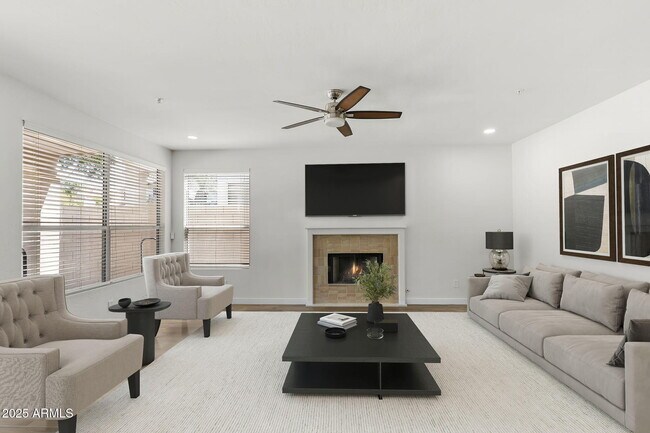 Building Photo - 10118 E Meadow Hill Dr