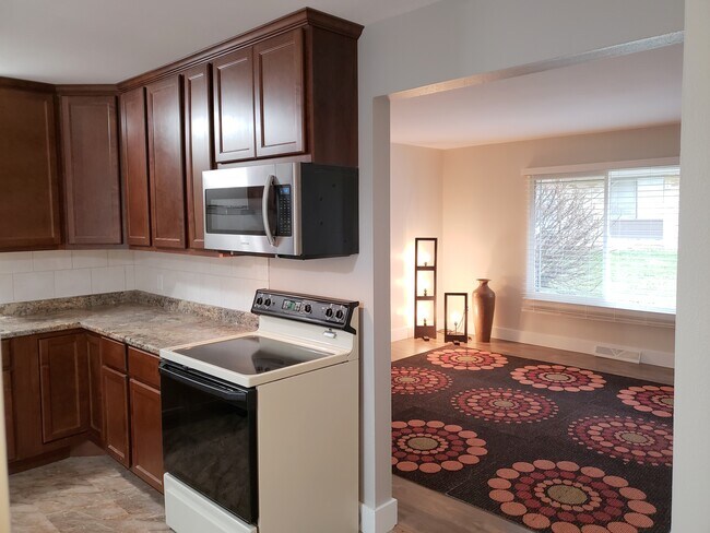 Foto del edificio - 5825 Balsam Rd