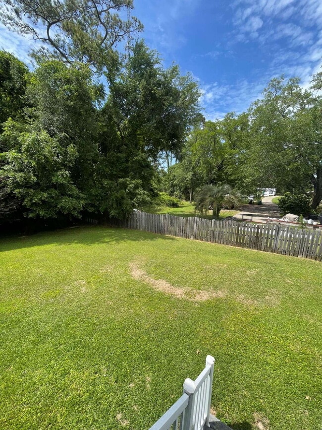 Building Photo - Large 3/2 with Fenced in Yard!