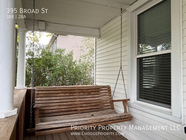 Building Photo - Downtown Charmer - 3 Bed 2 Bath