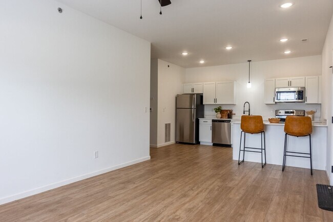 Building Photo - 912 Parkview Dr