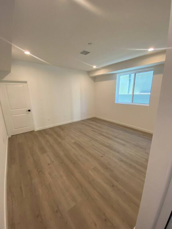 Building Photo - 14942 Moorpark St