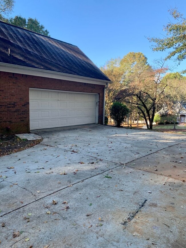 Foto del edificio - 50 Birchwood Ln: 6BD, 5BA Brick Ranch with...