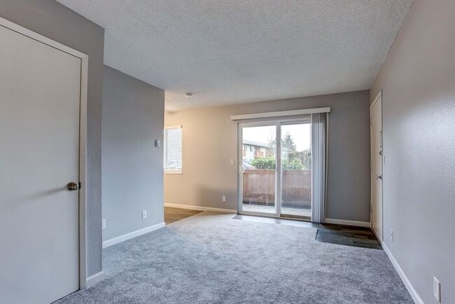 Foto del edificio - NOW RENTING! Upper 1-bedroom 1 bath! JUST ...