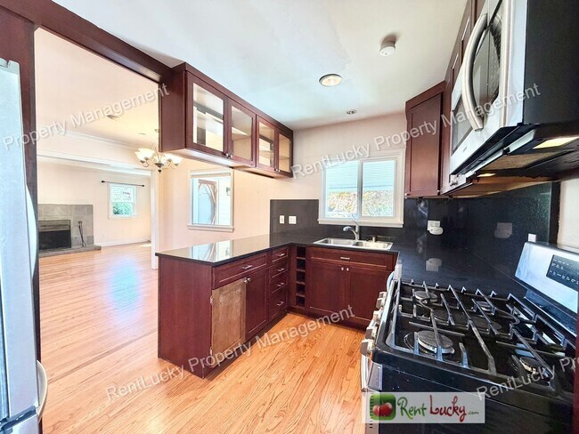 Foto del edificio - 2130 Montvale Pl W