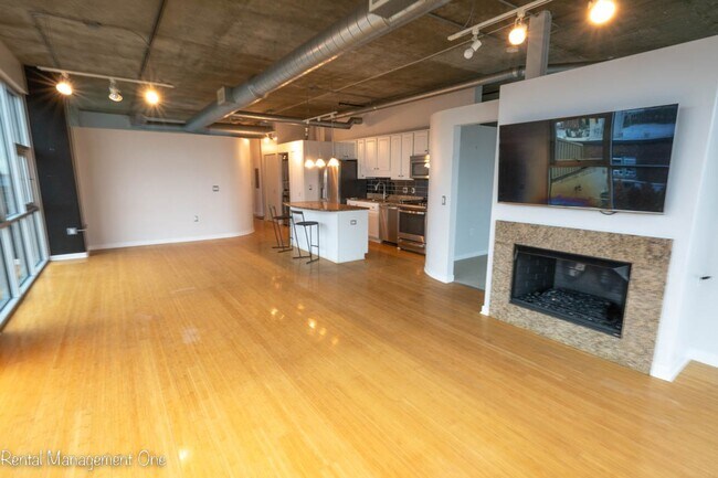 Foto del edificio - Downtown ROYAL OAK LIVING - 2 bed/2 bath - A CORNER WITH A VIEW!
